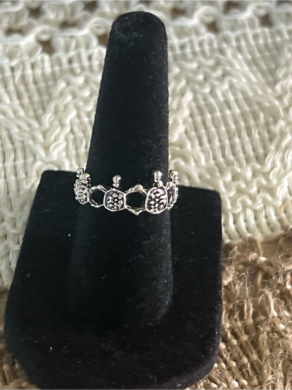 Fashion SmCrown-Style Women's Ring - Black Accents size 5.5  30p4